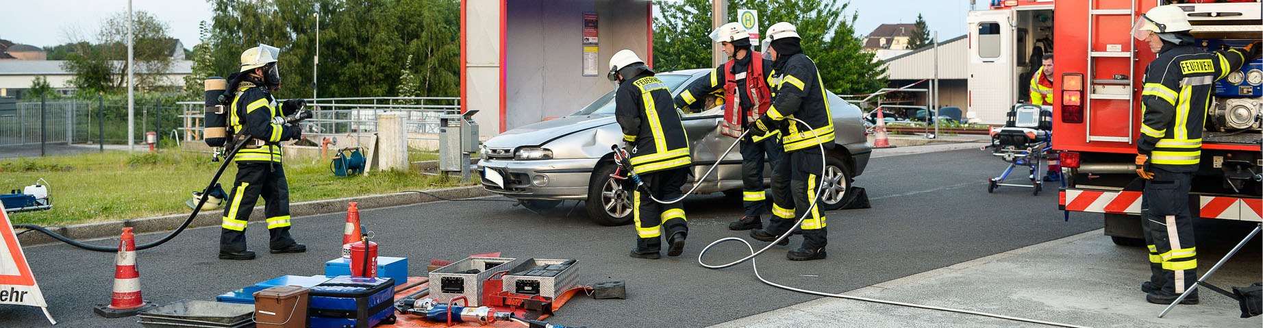 Ein Trupp der Freiwilligen Feuerwehr schneidet ein Auto auf.