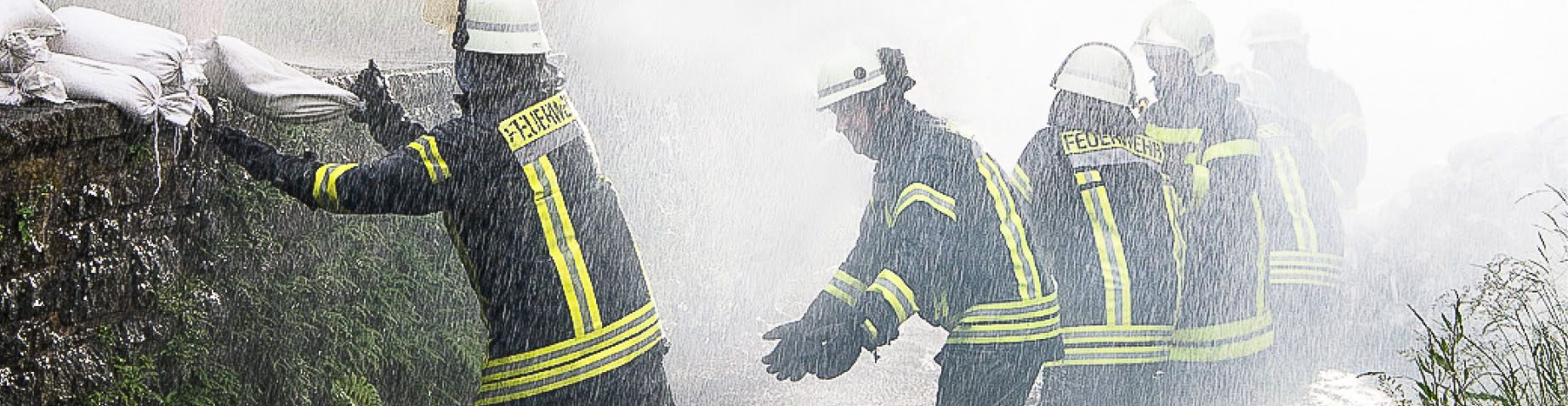 Die Freiwillige Feuerwehr kämpft mit Sandsäcken gegen ein Hochwasser.